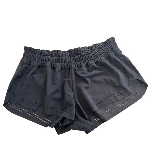 EUC LULULEMON HOTTY TOTTY SHORTS SIZE 6 - Picture 2 of 4